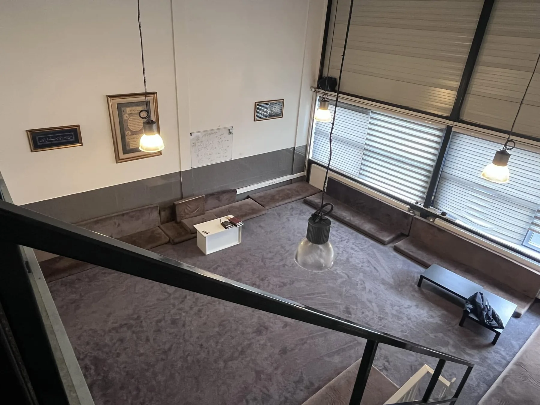 De studiezaal aan de Potchefstraat, met leesstandaards op lage tafels